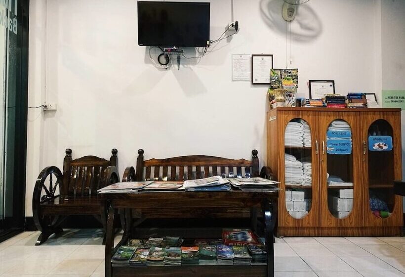 فندق Near The Park Backpack House