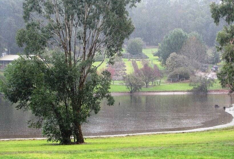 ホテル Pemberton Lake View Chalets
