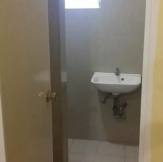 ホテル Garces Budget Apartelle