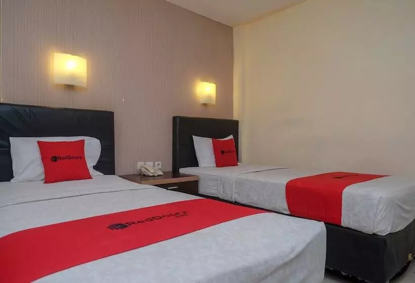 ホテル Reddoorz Plus At Grand Populer