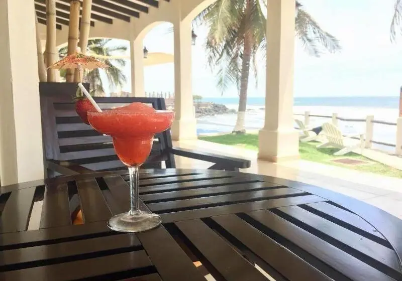 هتل Vista Las Olas Resort
