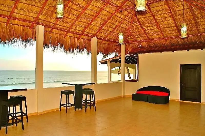 هتل Vista Las Olas Resort