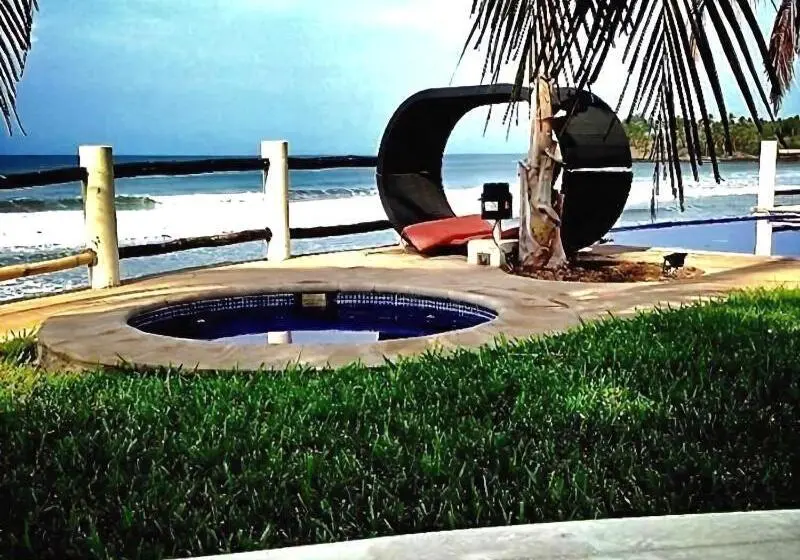 هتل Vista Las Olas Resort