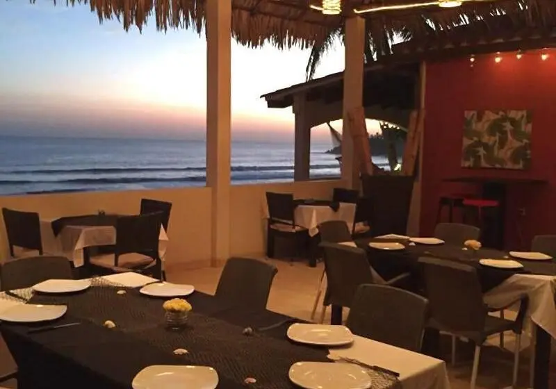 هتل Vista Las Olas Resort