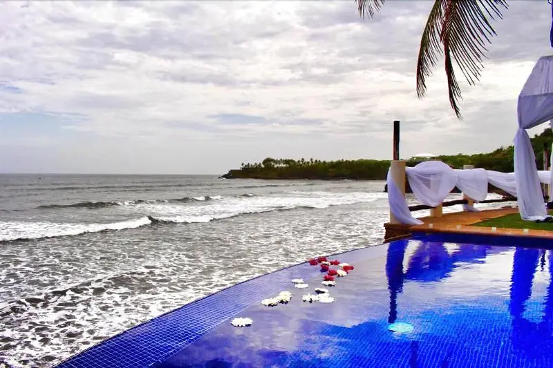 هتل Vista Las Olas Resort
