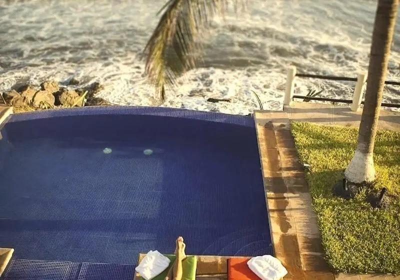 هتل Vista Las Olas Resort