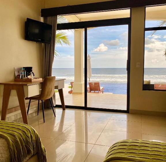 هتل Vista Las Olas Resort