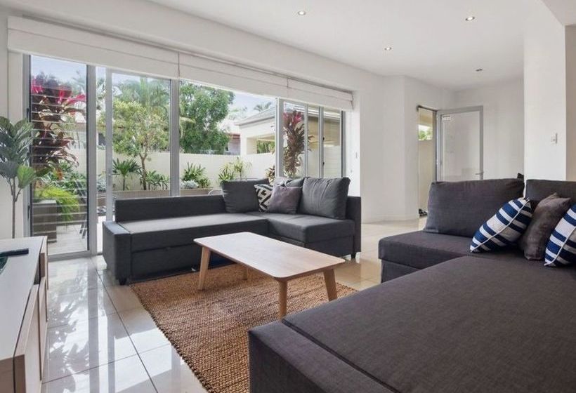 Beach House 4 Brm, 3 Mins Walk To Beach