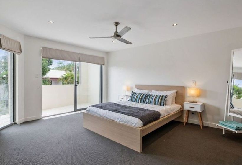 Beach House 4 Brm, 3 Mins Walk To Beach