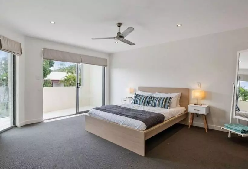 Beach House 4 Brm, 3 Mins Walk To Beach