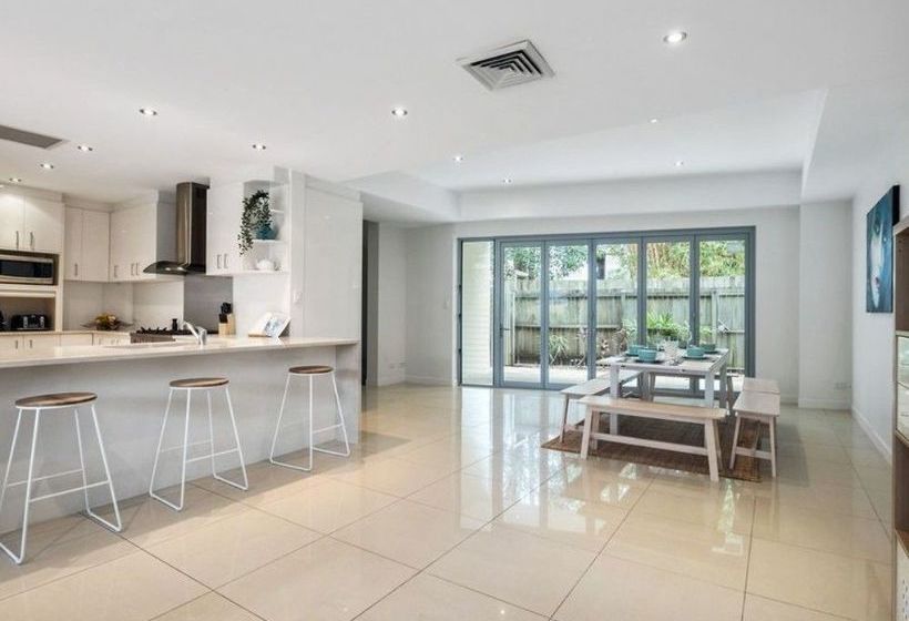 Beach House 4 Brm, 3 Mins Walk To Beach