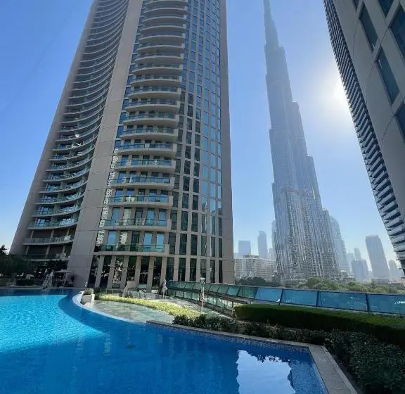 تختخواب و صبحانه Room In An 4br High Rise With Burj Khalifa And Fountain Views