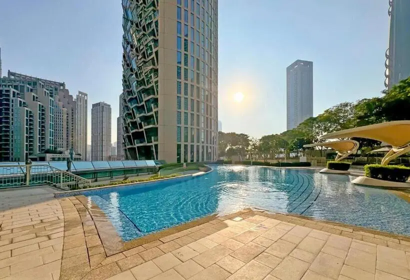 تختخواب و صبحانه Room In An 4br High Rise With Burj Khalifa And Fountain Views
