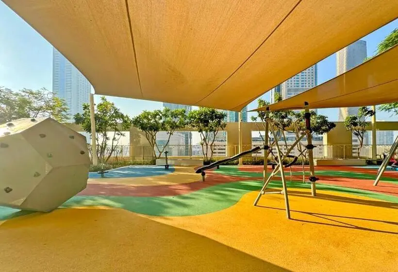 تختخواب و صبحانه Room In An 4br High Rise With Burj Khalifa And Fountain Views