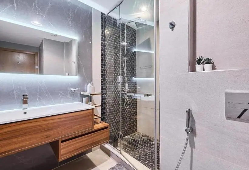 تختخواب و صبحانه Room In An 4br High Rise With Burj Khalifa And Fountain Views