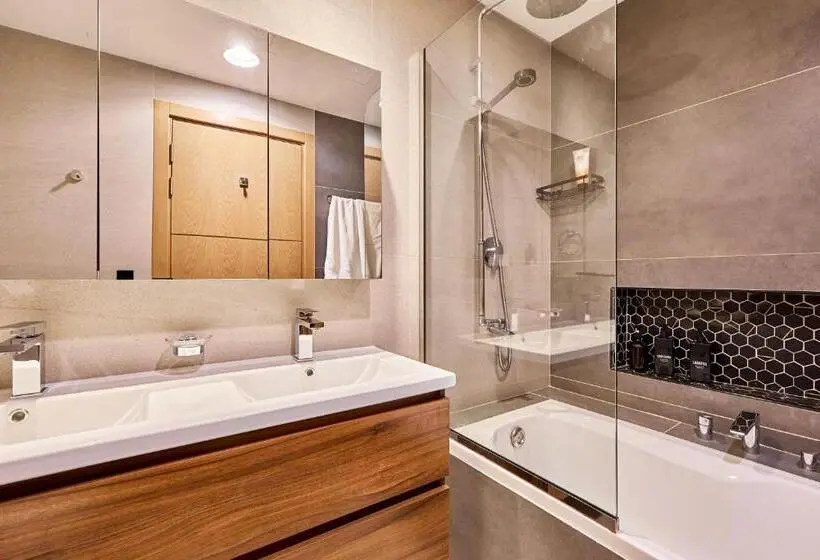 تختخواب و صبحانه Room In An 4br High Rise With Burj Khalifa And Fountain Views
