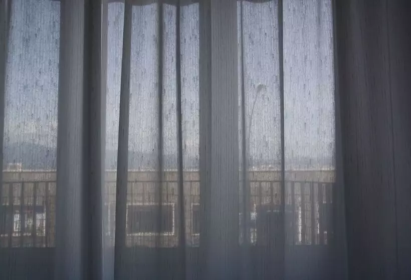 تختخواب و صبحانه Central House