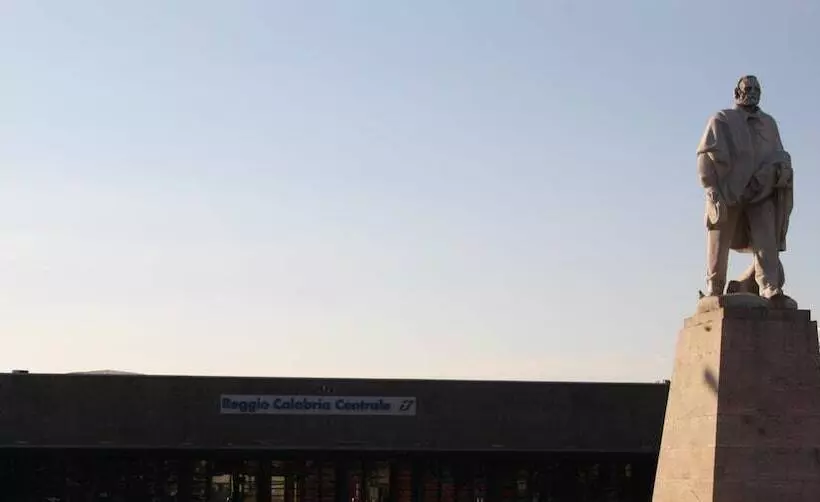 تختخواب و صبحانه Central House