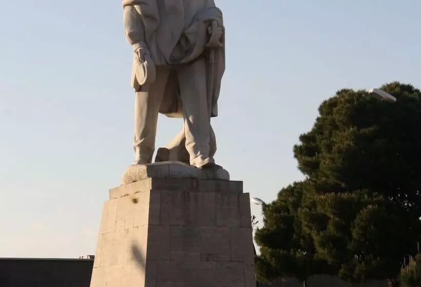 تختخواب و صبحانه Central House