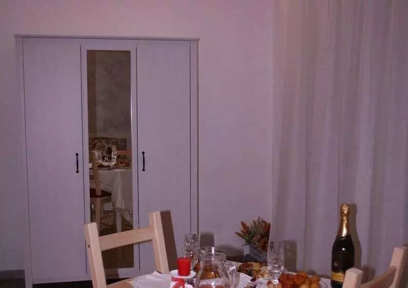 تختخواب و صبحانه Central House