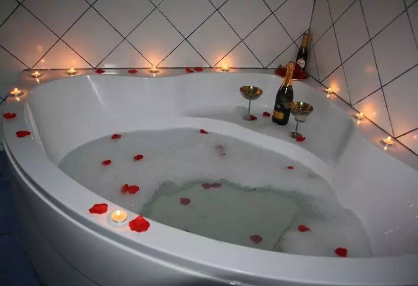 تختخواب و صبحانه Central House