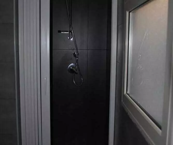 تختخواب و صبحانه Central House