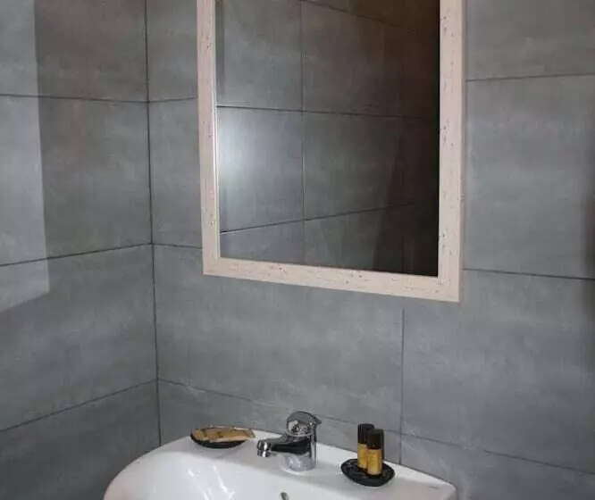 تختخواب و صبحانه Central House