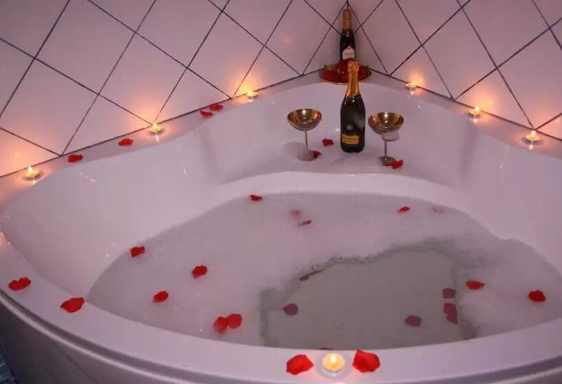 تختخواب و صبحانه Central House