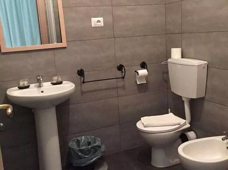 تختخواب و صبحانه Central House