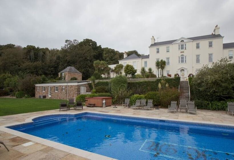 Bed and Breakfast La Haule Manor