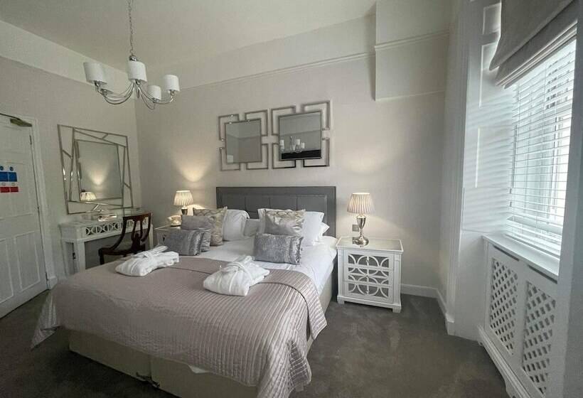 Bed and Breakfast La Haule Manor