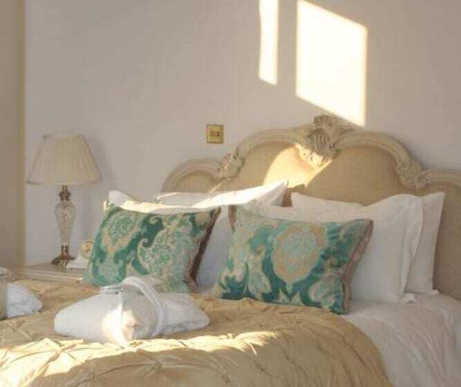 Bed and Breakfast La Haule Manor