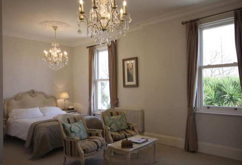 Bed and Breakfast La Haule Manor