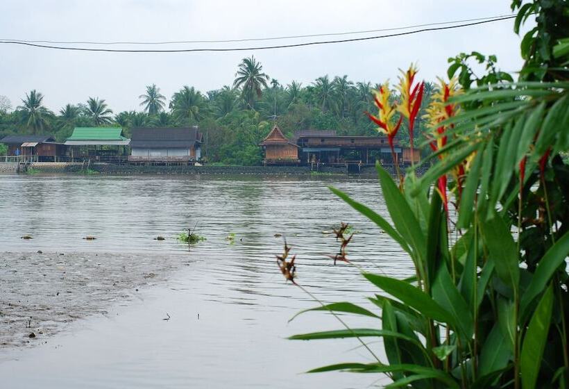 Pensió Chotika Riverfront