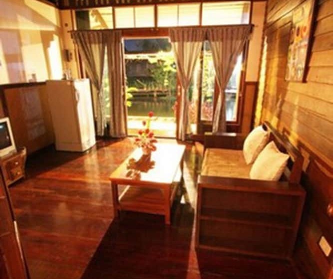 Pensió Chotika Riverfront