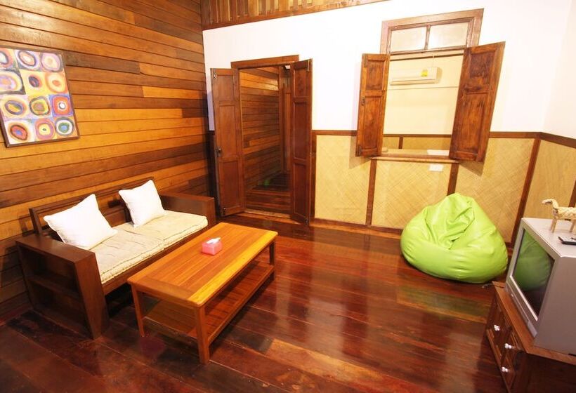 Pensió Chotika Riverfront