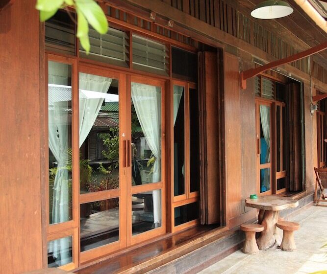 Pensió Chotika Riverfront