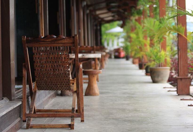 Pensió Chotika Riverfront