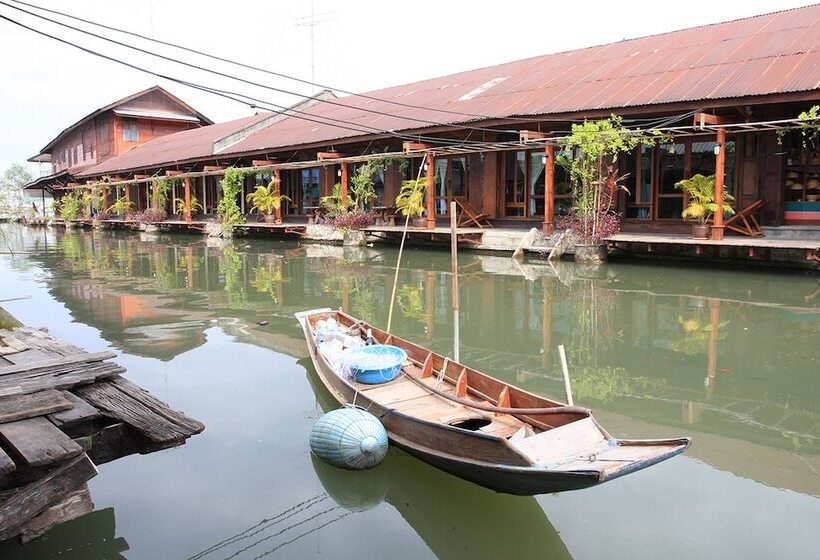 Pensió Chotika Riverfront