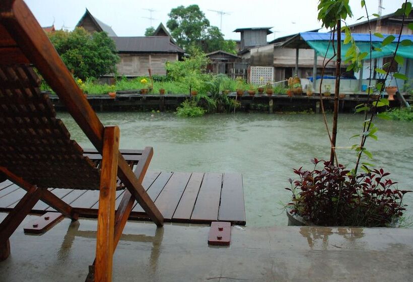 Pensió Chotika Riverfront