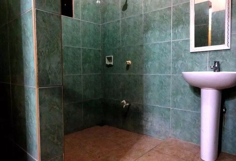 Majatalo The Yellow House