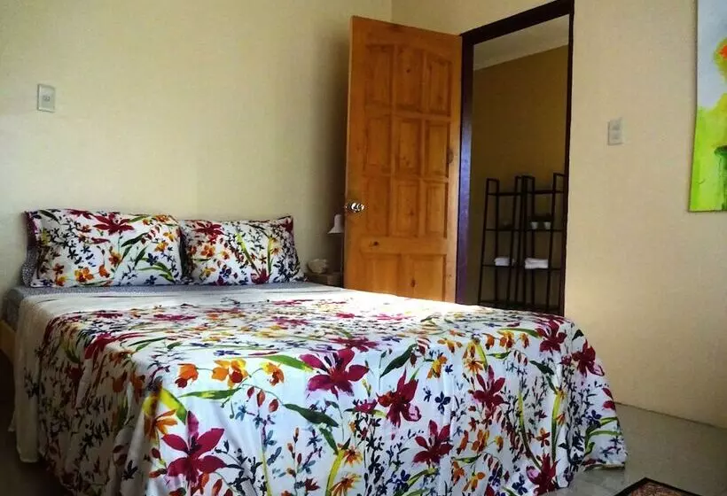 Majatalo The Yellow House