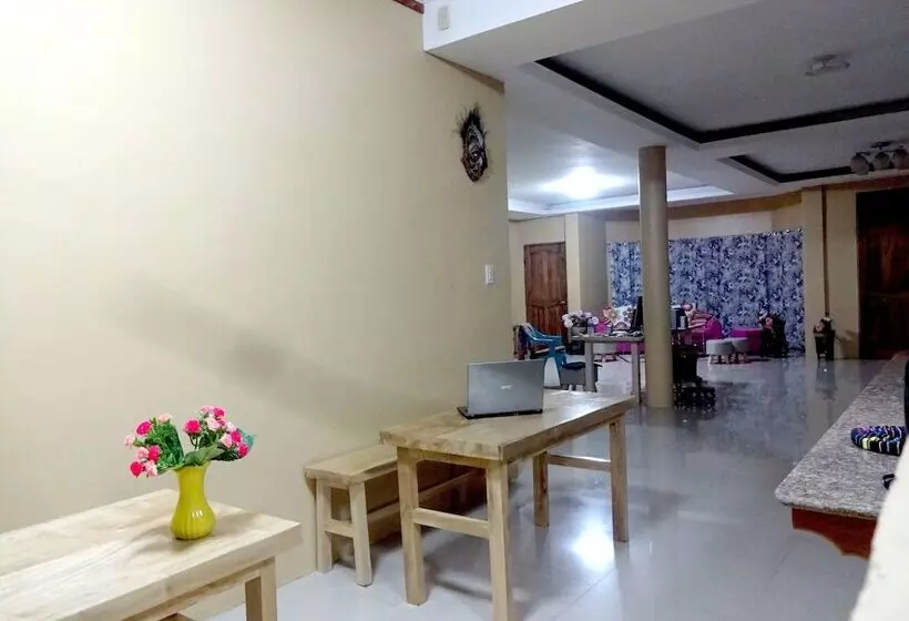 Majatalo The Yellow House