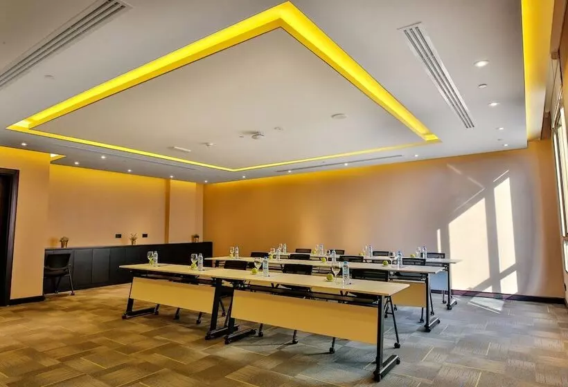 ホテル Four Points By Sheraton Production City, Dubai
