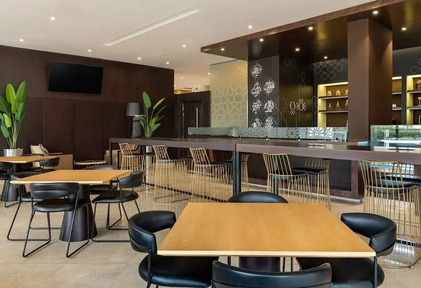 ホテル Four Points By Sheraton Production City, Dubai