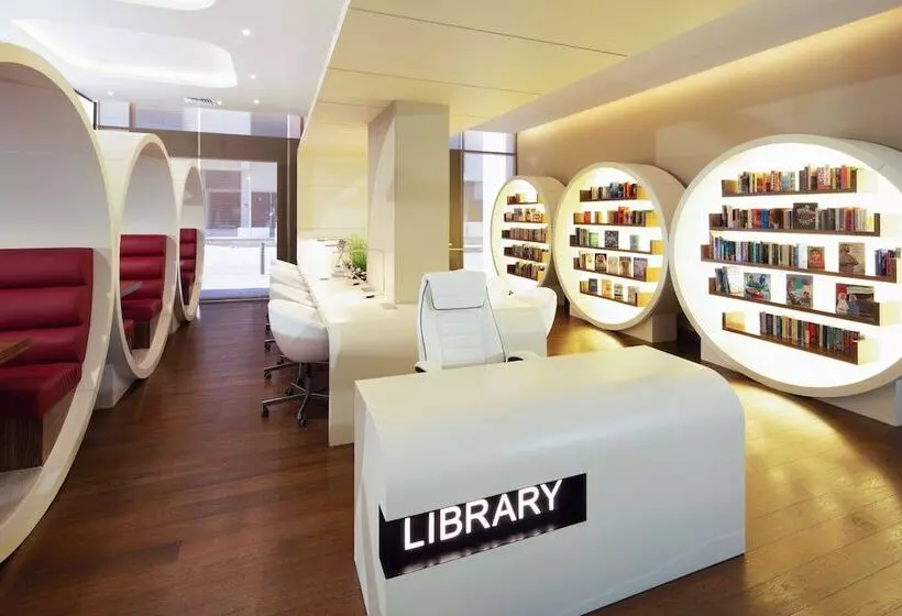 ホテル Four Points By Sheraton Production City, Dubai