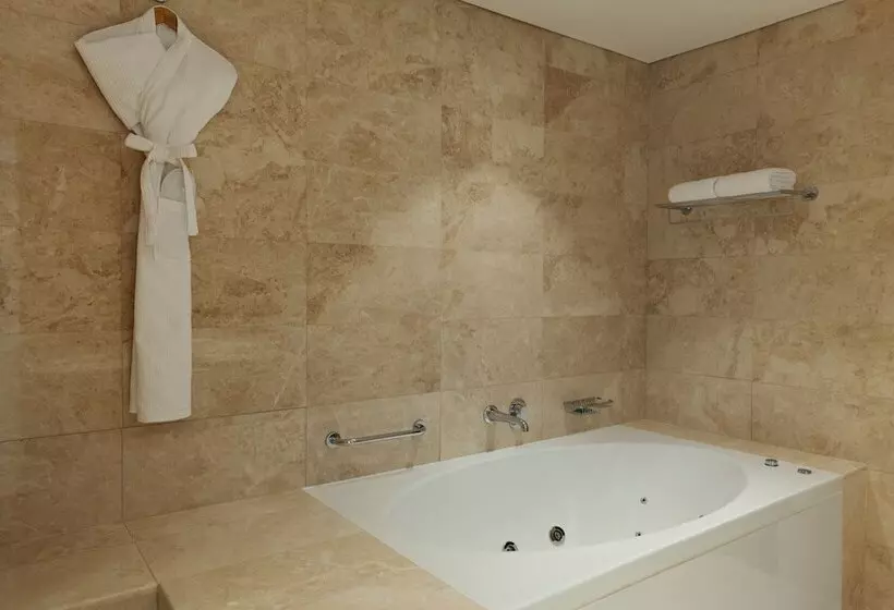 ホテル Four Points By Sheraton Production City, Dubai