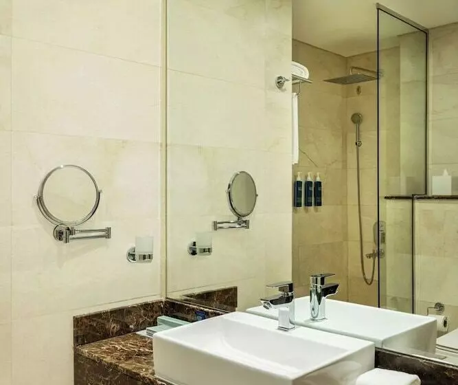 ホテル Four Points By Sheraton Production City, Dubai