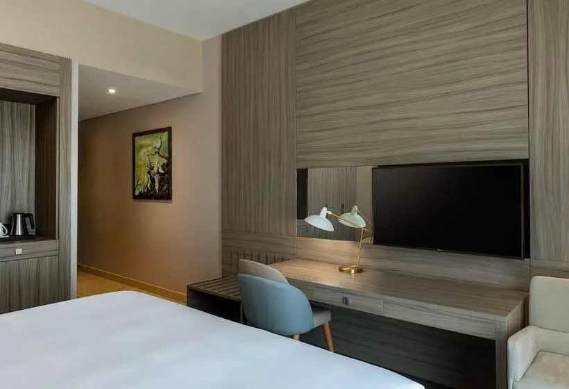 ホテル Four Points By Sheraton Production City, Dubai