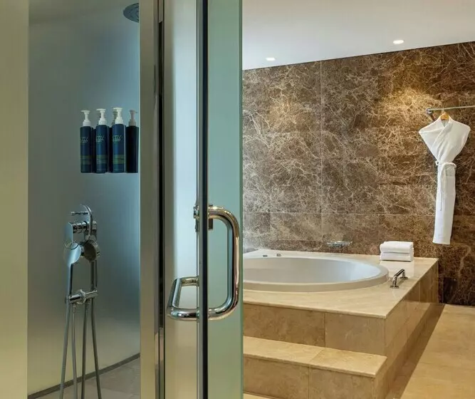 ホテル Four Points By Sheraton Production City, Dubai